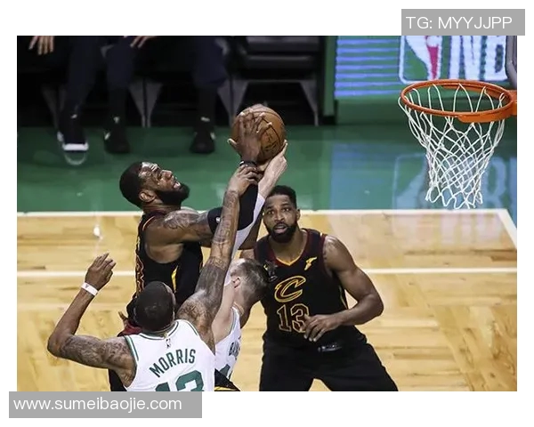 詹姆斯扛起进攻大旗 无视防守突破上篮