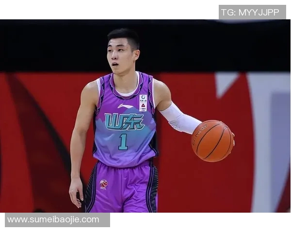 高诗岩亲授篮下战术 指导于明鑫主动抢位要球